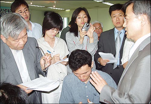 회의가 끝난 뒤 서경석 목사(왼쪽)와 김성기 과장(오른쪽)이 얘기를 나누고 있다. 